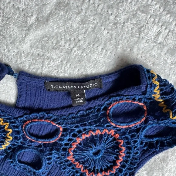 EUC!🤩 Signature Studio Royal Blue Embroidered Blouse - Picture 5 of 6